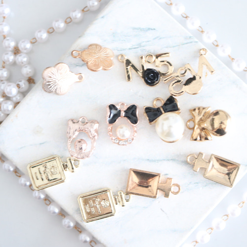 12個 お洒落 チャームアソートセット 香水ボトル パール付きカメリア