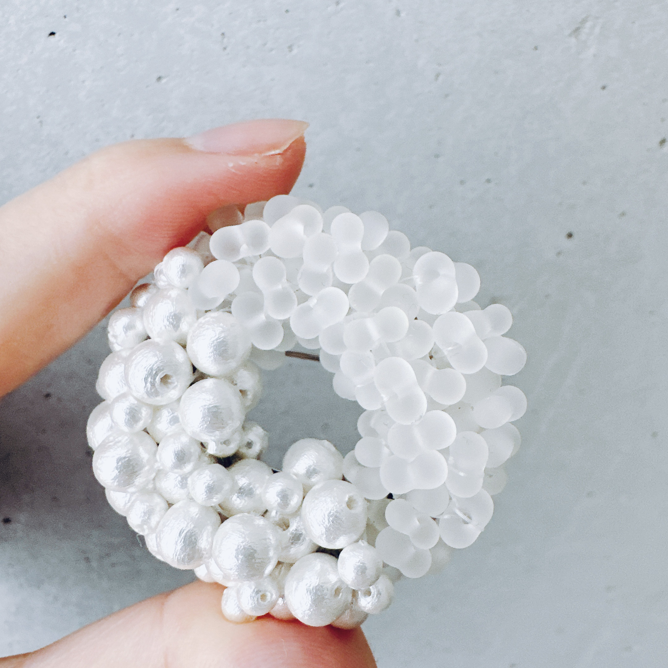 ガラスビーズ刺繍とランダムコットンパールシンプルドーナツフープブローチ【受注製作】#19