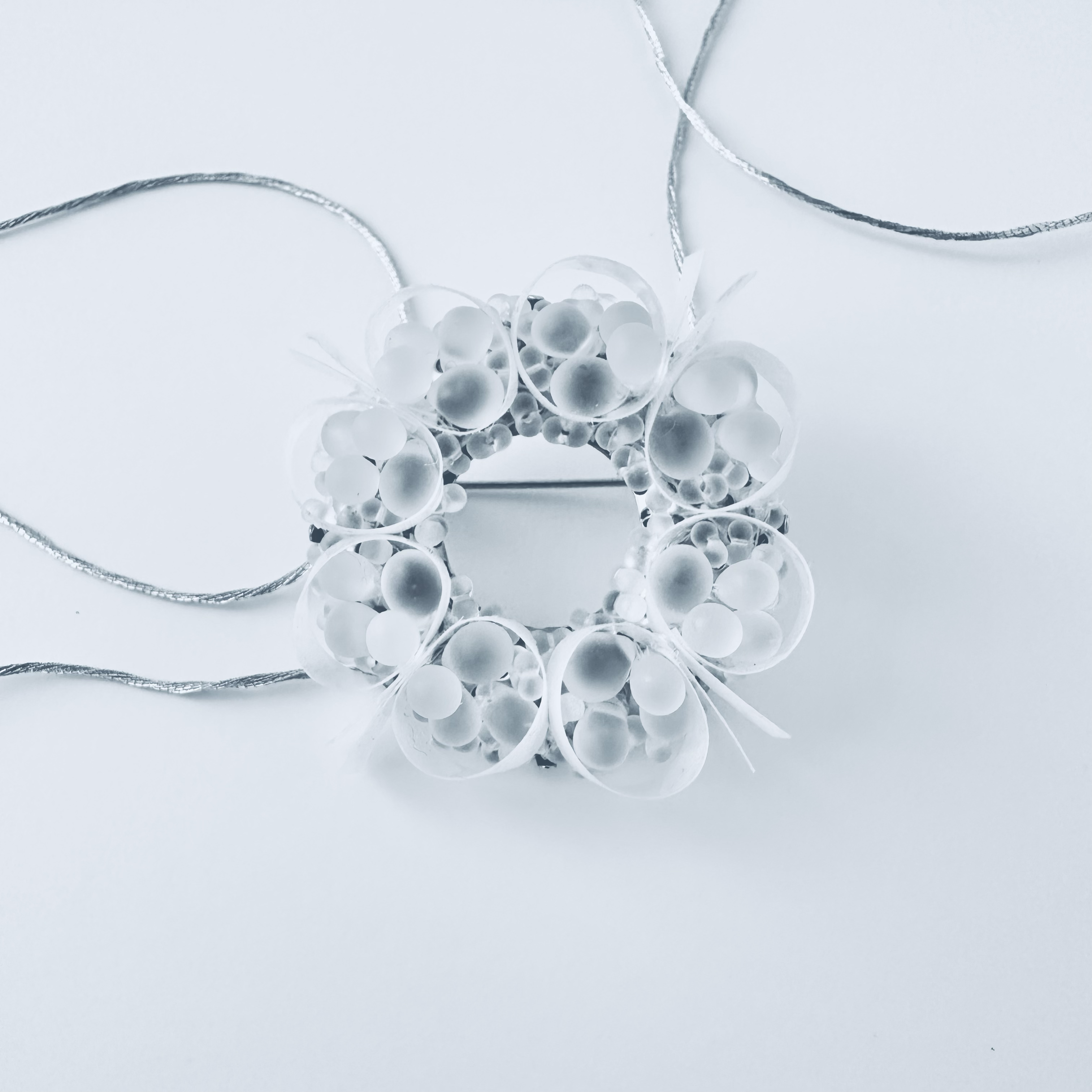 【minne特集掲載】ガラスビーズ刺繍とオーガンジー生地ちょうちょ紙のようなドーナツフープブローチ【受注製作】#21