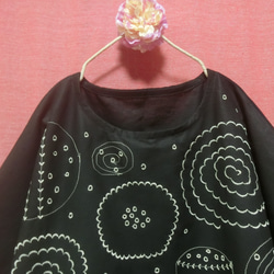 北欧サークルお花刺繍 ゆったりワンピース 黒 4枚目の画像