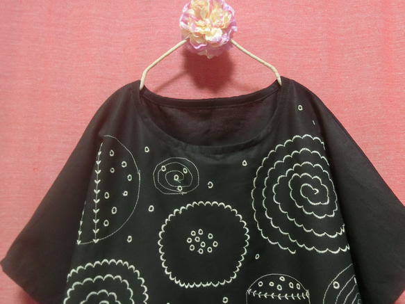 北欧サークルお花刺繍 ゆったりワンピース 黒 4枚目の画像