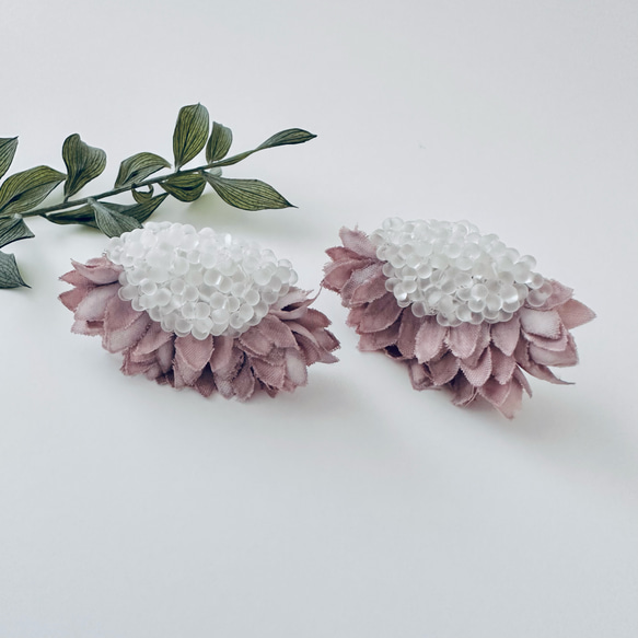 【creema特集掲載】つぶつぶガラスビーズ刺繍とくすみカラーお花クリップ式イヤリング【受注製作】#24 7枚目の画像