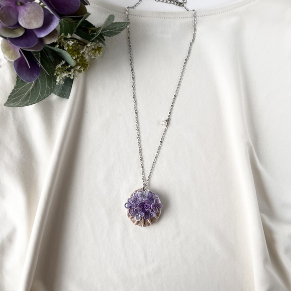 紫陽花と花かごのネックレス 5枚目の画像