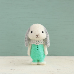 羊毛フェルトブローチ　ウサギロップイヤー（ミントグリーン服） 1枚目の画像