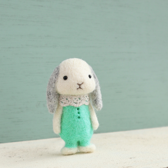 羊毛フェルトブローチ　ウサギロップイヤー（ミントグリーン服） 2枚目の画像