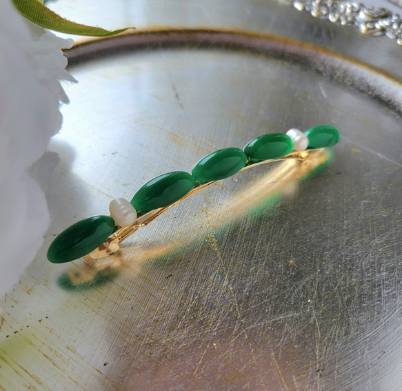 神秘的な翠を身にまとう【ロングタイプ】細身のヘアアクセサリー　ヴィンテージガラスバレッタ　淡水パール 2枚目の画像