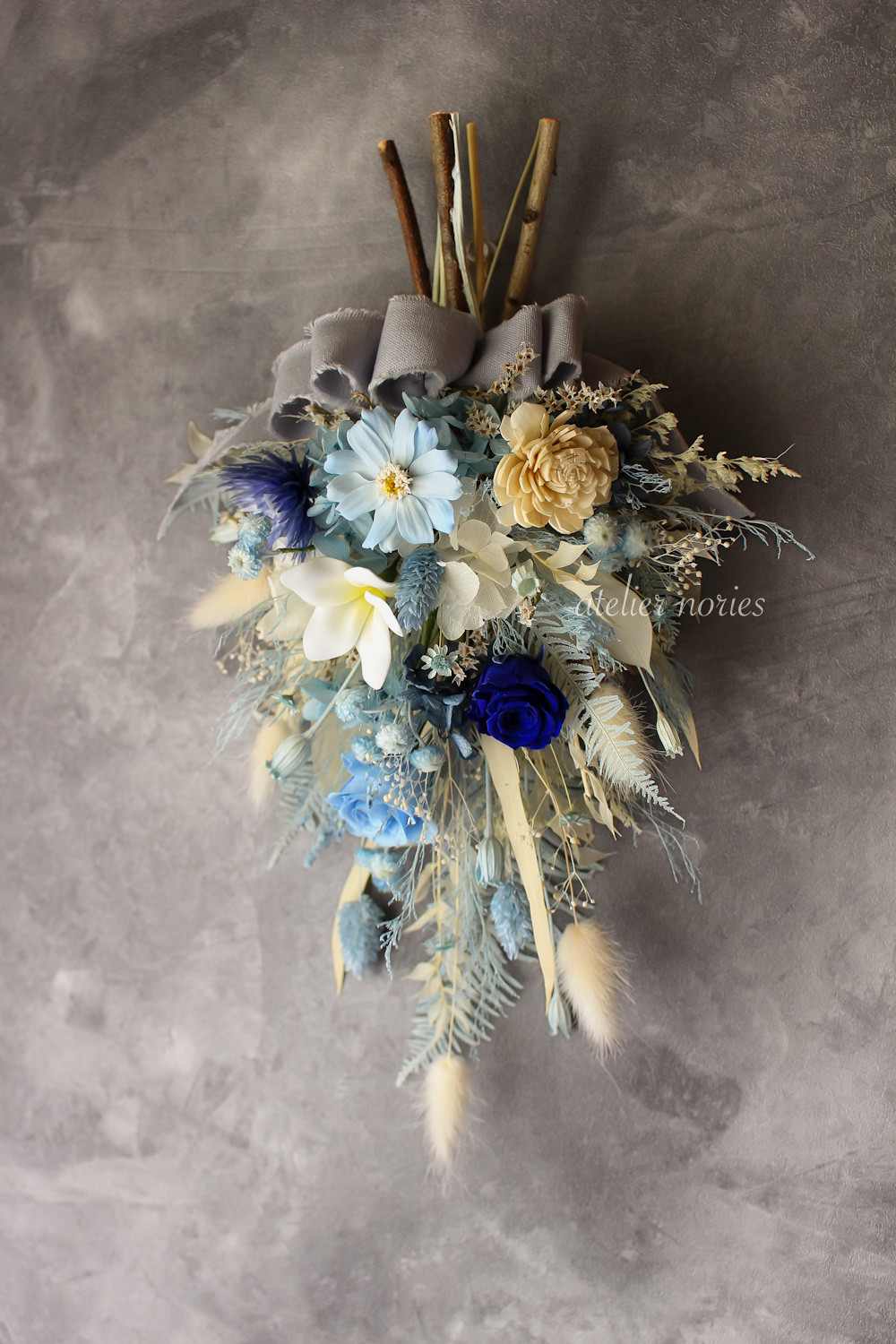 再販x4 レオニー　ウオーターブルーのスワッグ 涼やかなブルーのドライフラワーとプルメリアのスワッグ　母の日の贈り物に