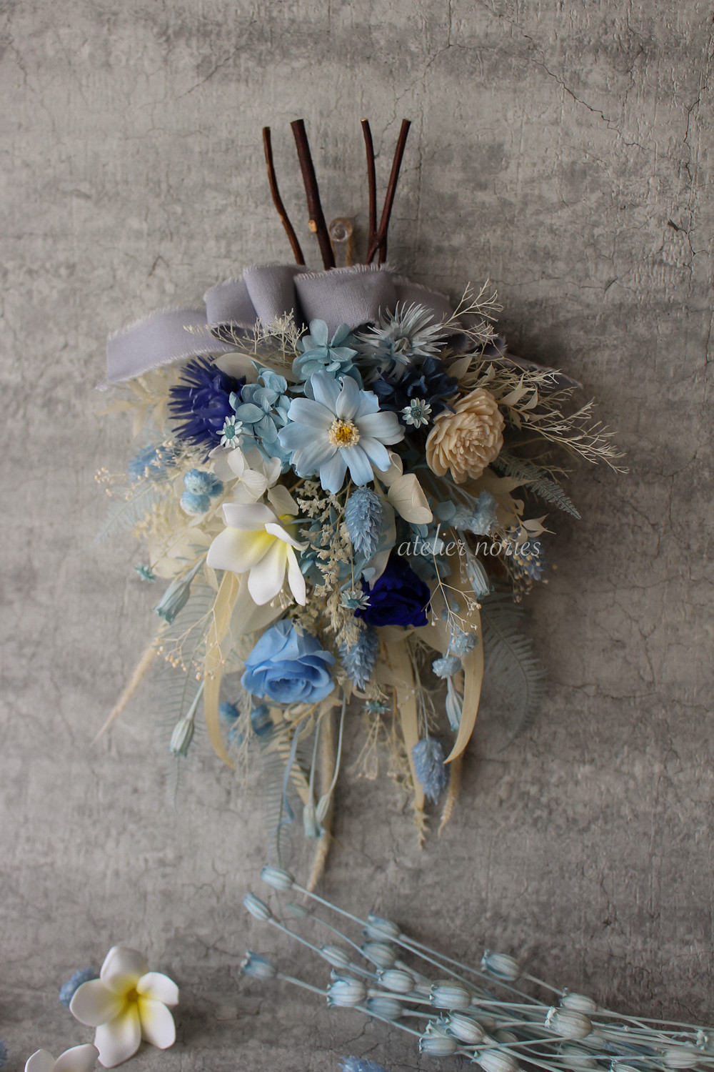 再販x4 レオニー　ウオーターブルーのスワッグ 涼やかなブルーのドライフラワーとプルメリアのスワッグ　母の日の贈り物に