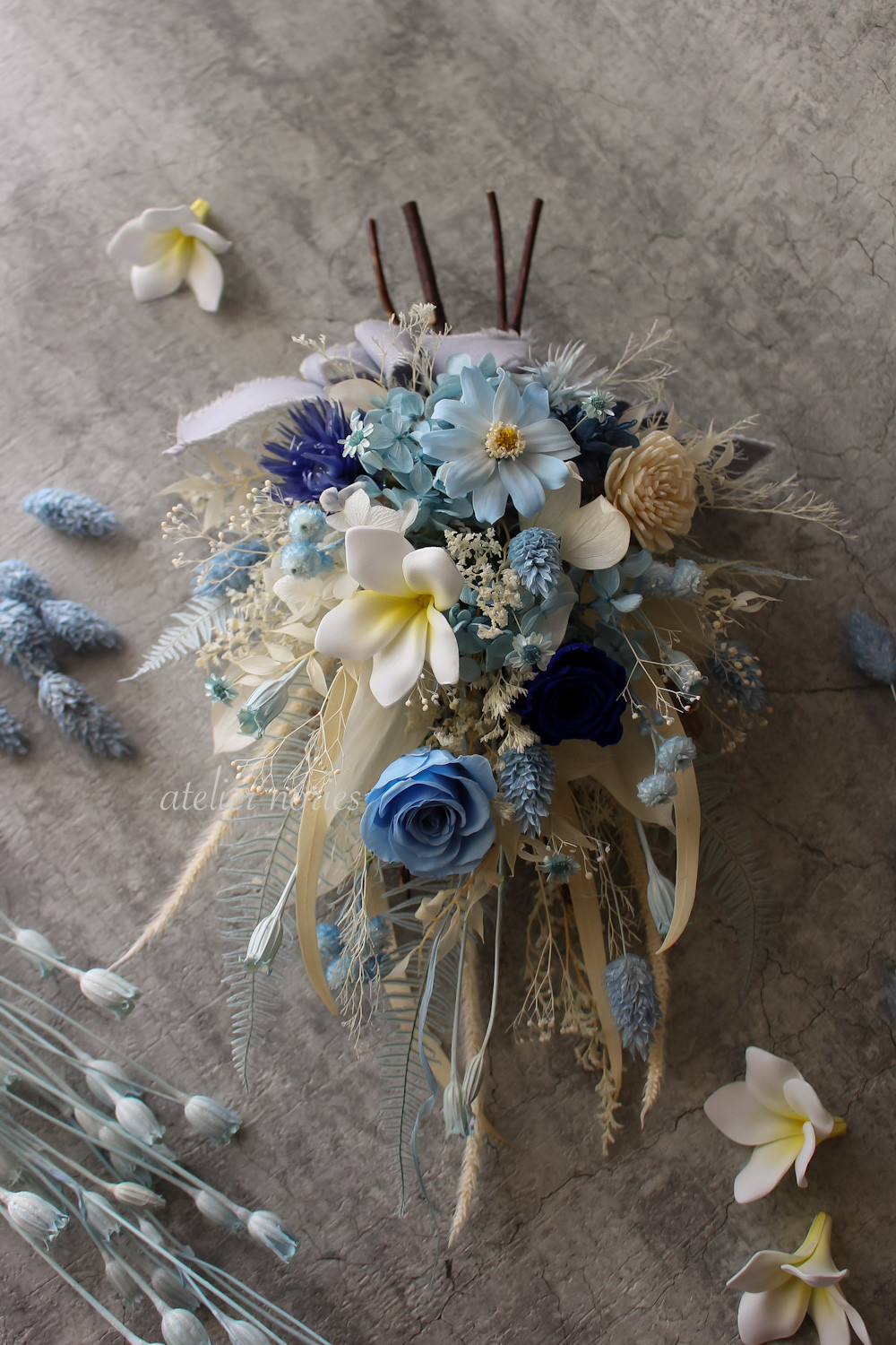 再販x4 レオニー　ウオーターブルーのスワッグ 涼やかなブルーのドライフラワーとプルメリアのスワッグ　母の日の贈り物に