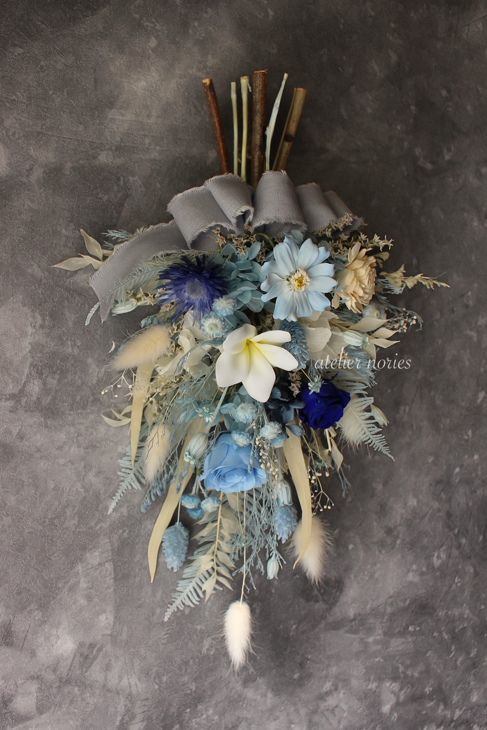 再販x4 レオニー　ウオーターブルーのスワッグ 涼やかなブルーのドライフラワーとプルメリアのスワッグ　母の日の贈り物に