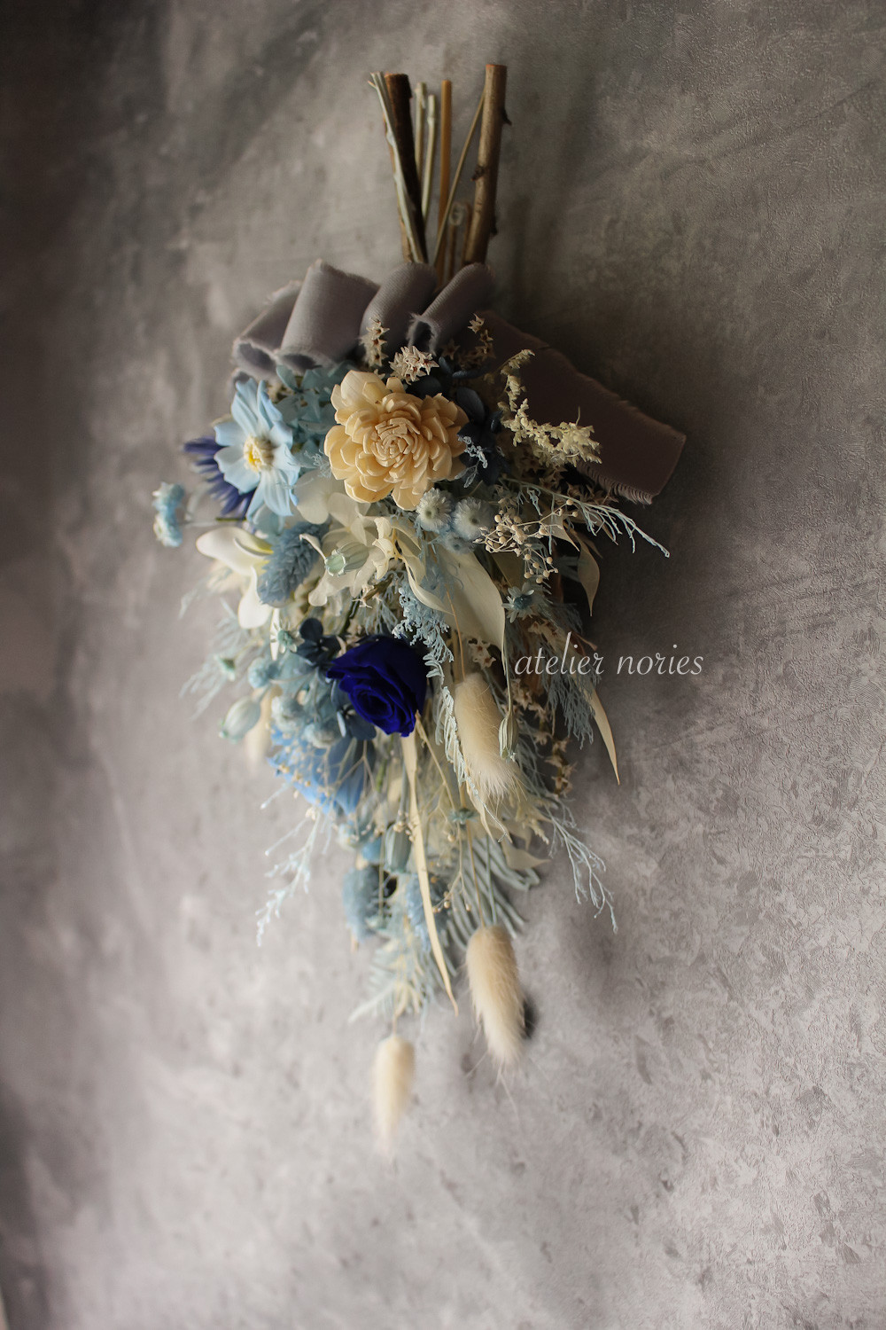 再販x4 レオニー　ウオーターブルーのスワッグ 涼やかなブルーのドライフラワーとプルメリアのスワッグ　母の日の贈り物に