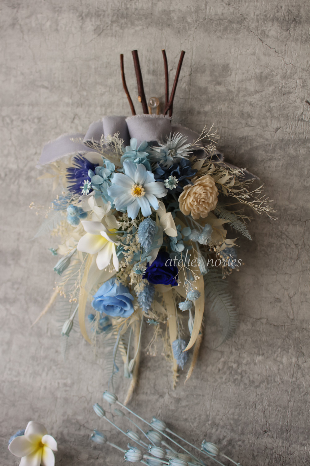再販x4 レオニー　ウオーターブルーのスワッグ 涼やかなブルーのドライフラワーとプルメリアのスワッグ　母の日の贈り物に