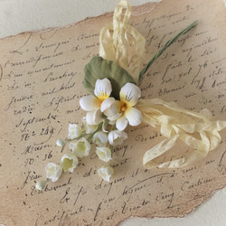 〈染め花〉スズランとスミレとくしゅくしゅリボンのコサージュ(オフホワイト) 2枚目の画像