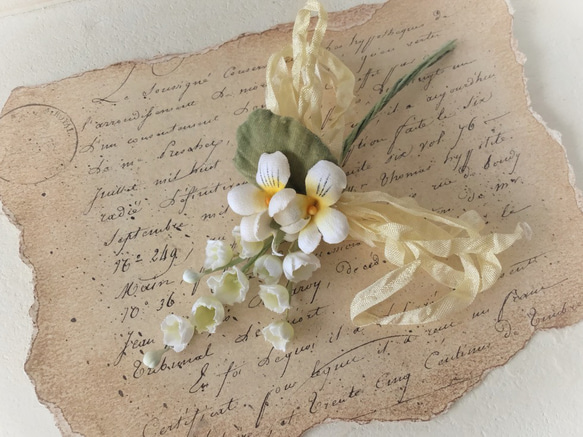 〈染め花〉スズランとスミレとくしゅくしゅリボンのコサージュ(オフホワイト) 2枚目の画像