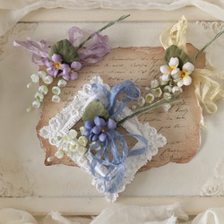 〈染め花〉スズランとスミレとくしゅくしゅリボンのコサージュ(オフホワイト) 4枚目の画像