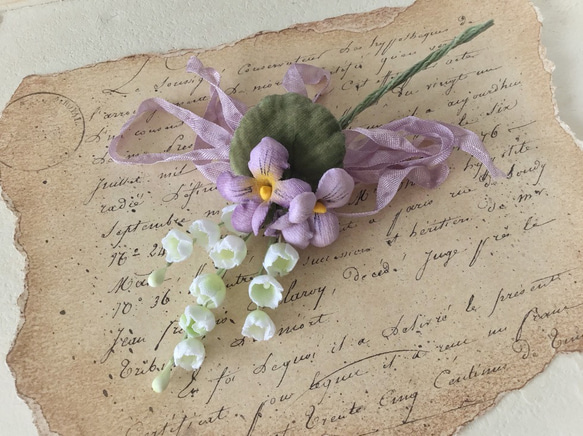 〈染め花〉スズランとスミレとくしゅくしゅリボンのコサージュ(薄紫) 2枚目の画像