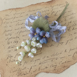 〈染め花〉スズランとスミレとくしゅくしゅリボンのコサージュ(ブルー) 2枚目の画像
