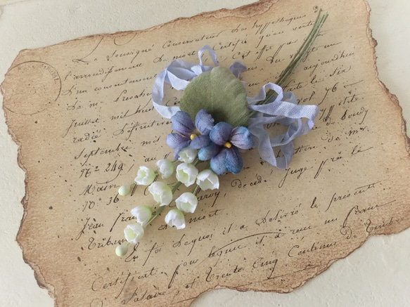 〈染め花〉スズランとスミレとくしゅくしゅリボンのコサージュ(ブルー) 2枚目の画像