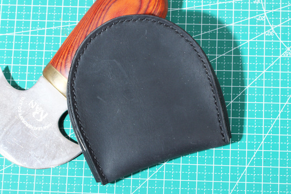 BIG大容量ブライドルレザー新出品手縫い本革 半円型（馬蹄型） 小銭入れ（コインケース）ブラック 4枚目の画像