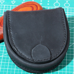 BIG大容量ブライドルレザー新出品手縫い本革 半円型（馬蹄型） 小銭入れ（コインケース）ブラック 2枚目の画像