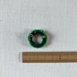 絹糸とチェコビーズのブローチ　グリーン　小　beaded circle brooch　 8枚目の画像