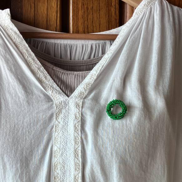 絹糸とチェコビーズのブローチ　グリーン　小　beaded circle brooch　 4枚目の画像