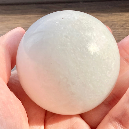 約50mm玉の漢白玉(アラバスター)丸玉、天然石インテリア！台座なし