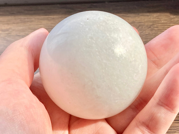約50mm玉の漢白玉(アラバスター)丸玉、天然石インテリア！台座なし