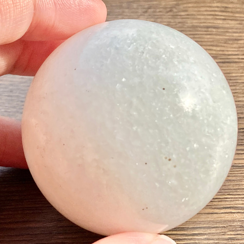 約50mm玉の漢白玉(アラバスター)丸玉、天然石インテリア！台座なし