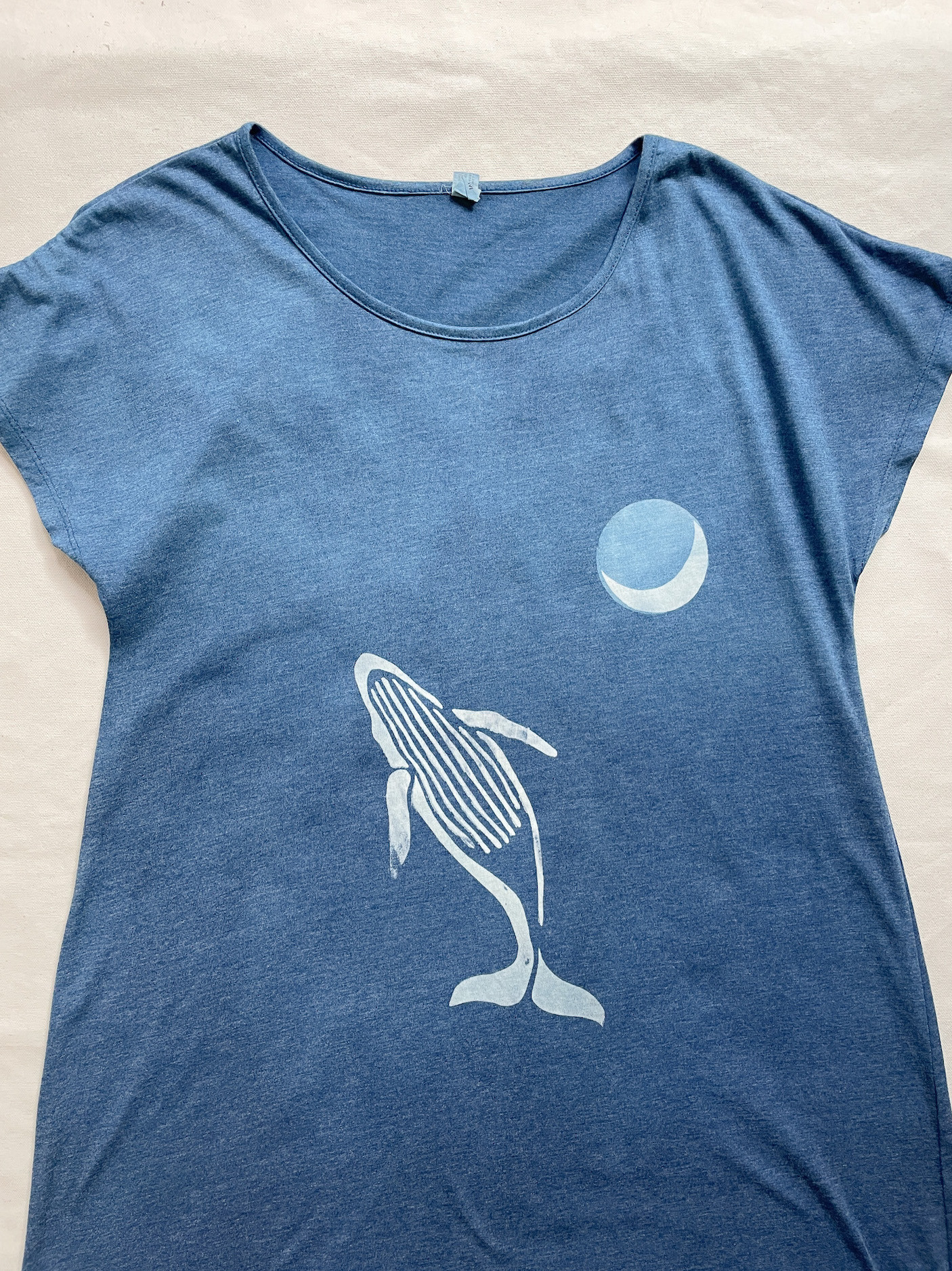 送料無料　飛び跳ねるクジラと三日月　藍染ドルマンワンピース