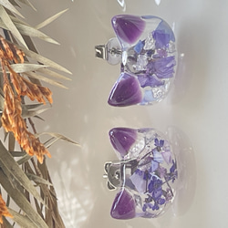 押し花とシェル入りねこ型ピアス　紫　透明感　 2枚目の画像