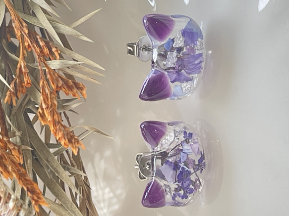 押し花とシェル入りねこ型ピアス　紫　透明感　 2枚目の画像