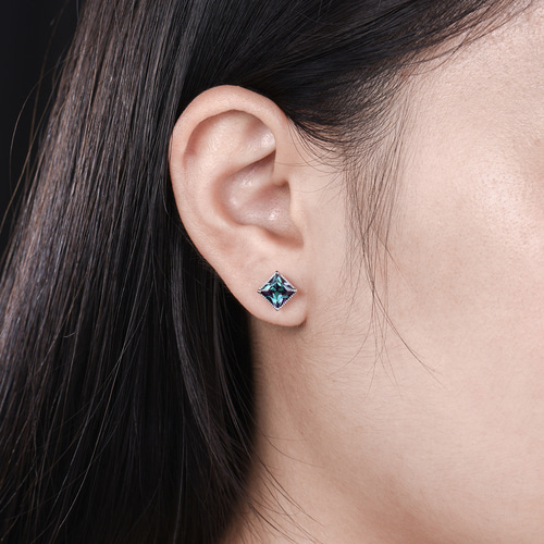 6 月の誕生石 アレキサンドライト ピアス カラーチェンジ