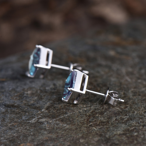 6 月の誕生石 アレキサンドライト ピアス カラーチェンジ