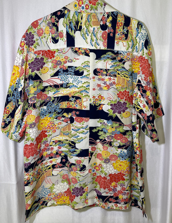 着物リメイク　絹100%　ヴィンテージ着物のアロハシャツ【鮮やかなちりめん】 5枚目の画像