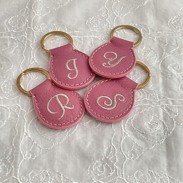 チェリーピンク【本革＆刺繍】イニシャルキーホルダー（筆記体）送料込