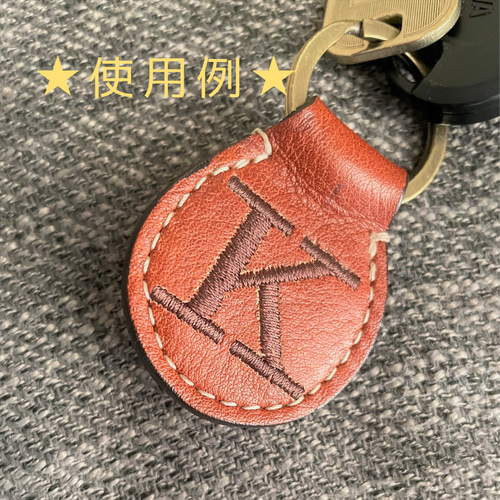プレゼントにも✨サックス【本革＆刺繍】イニシャルキーホルダー