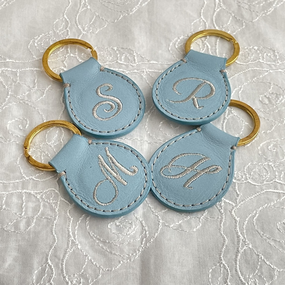 サックス【本革＆刺繍】イニシャルキーホルダー（筆記体）送料込