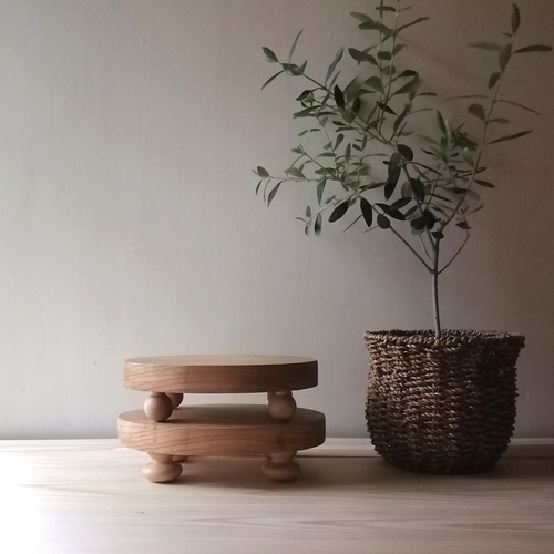 コロンとしたフォルムがかわいい楕円形の ミニテーブル アクセサリー