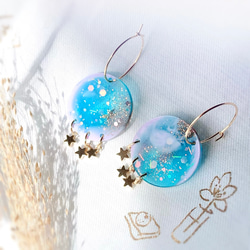 -iridescent blue night hoop resin earrings- レジンフープピアス 4枚目の画像