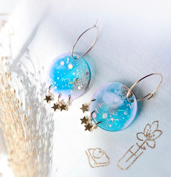 -iridescent blue night hoop resin earrings- レジンフープピアス 4枚目の画像