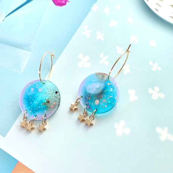 -iridescent blue night hoop resin earrings- レジンフープピアス 5枚目の画像