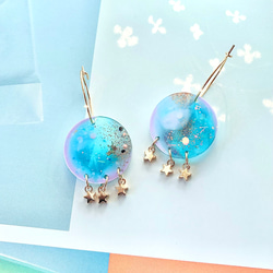 -iridescent blue night hoop resin earrings- レジンフープピアス 3枚目の画像