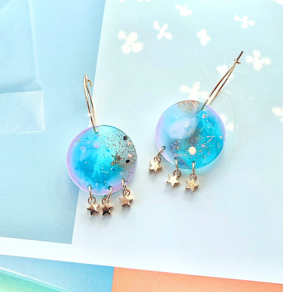 -iridescent blue night hoop resin earrings- レジンフープピアス 3枚目の画像