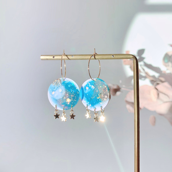 -iridescent blue night hoop resin earrings- レジンフープピアス 2枚目の画像