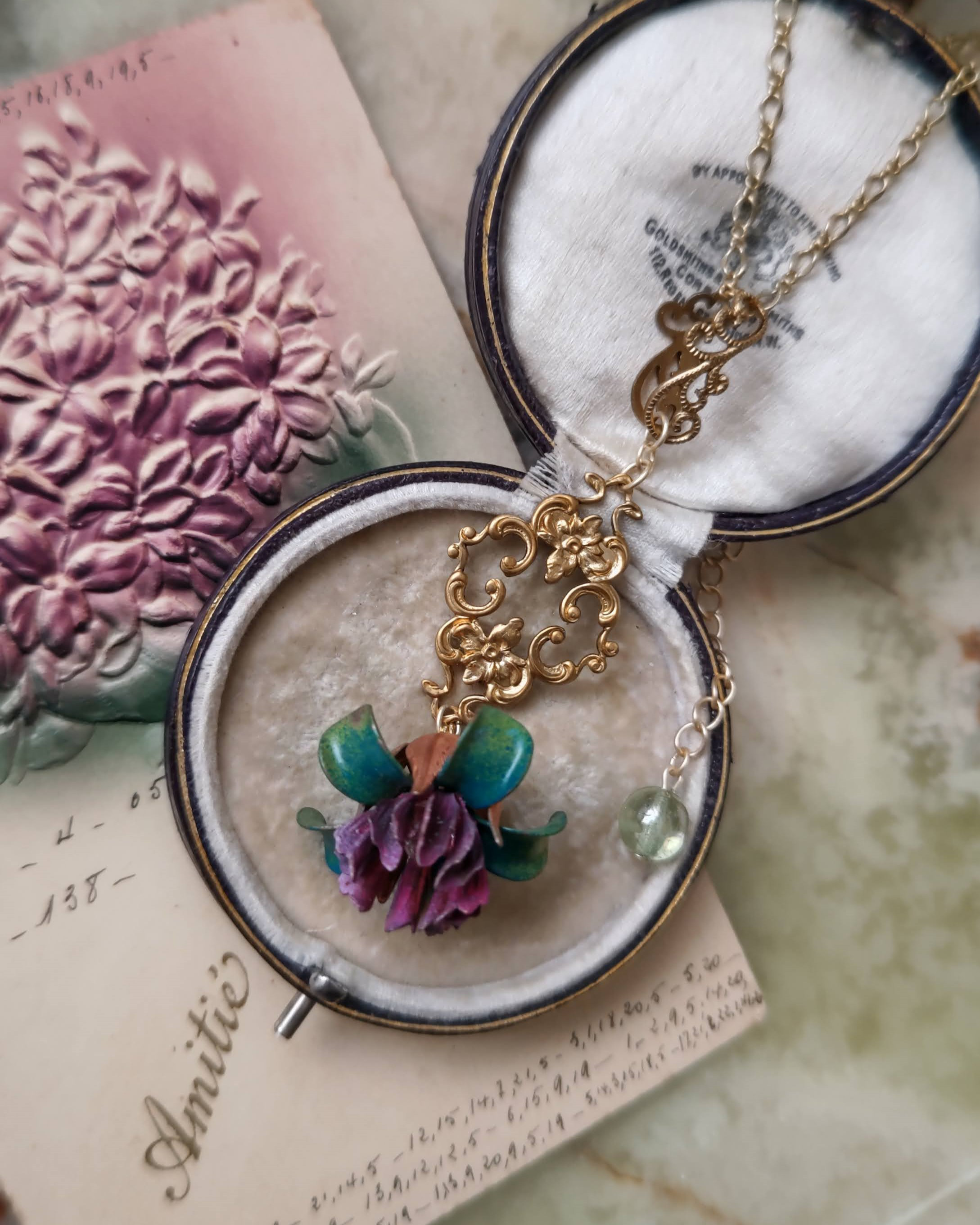 ヴィンテージ　メタルフラワー　ペンダント　A