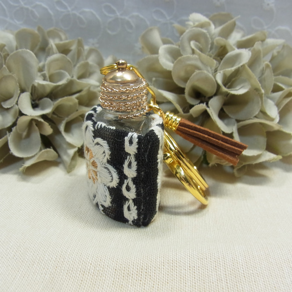 キーホルダー バックチャーム香水瓶 インド刺繡プチギフトホワイトフラワー 5枚目の画像