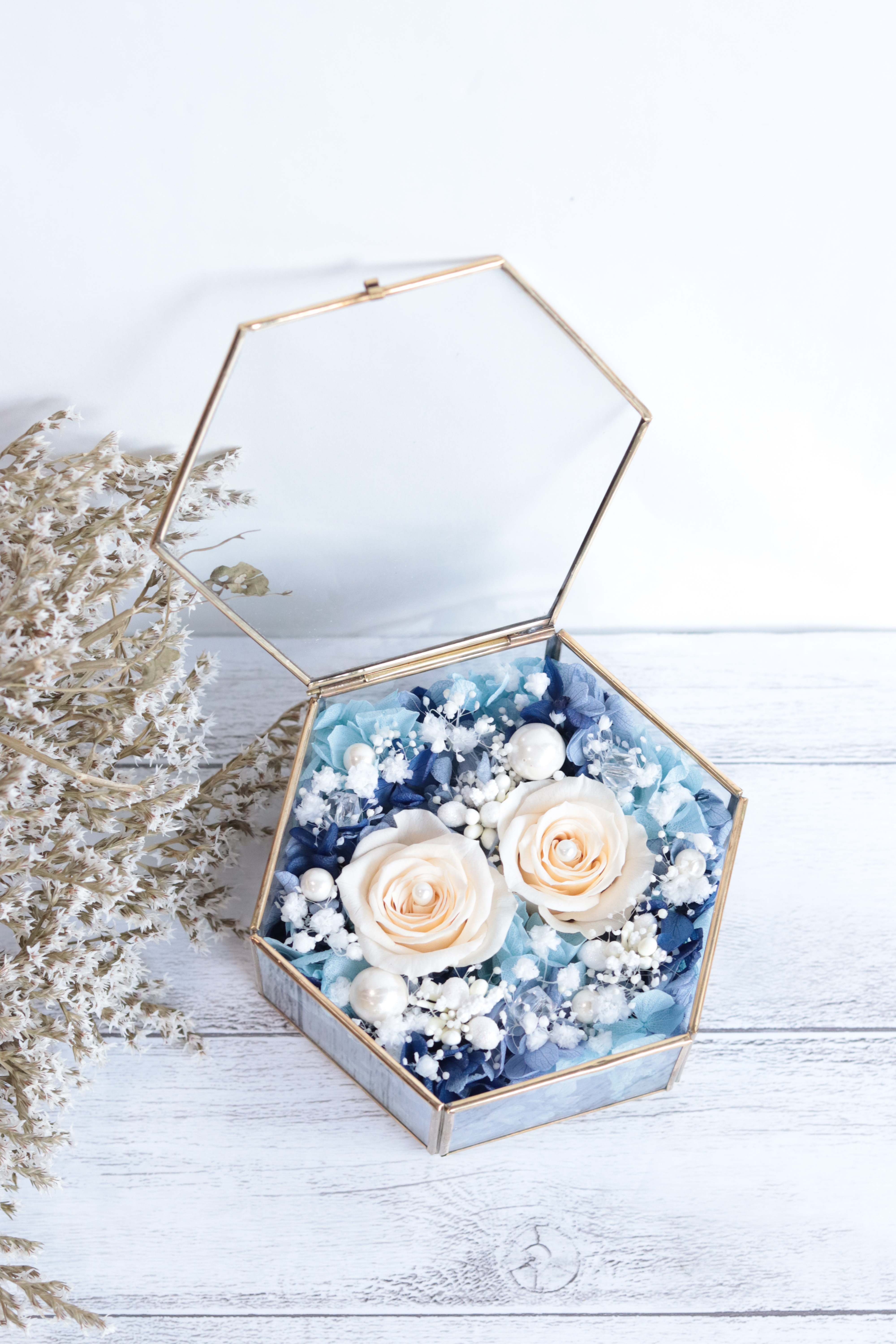 【選べるカラーオーダー】大輪のバラ“深海のリングピロー”＊アンティークガラスケースＭ＊プリザーブドフラワー