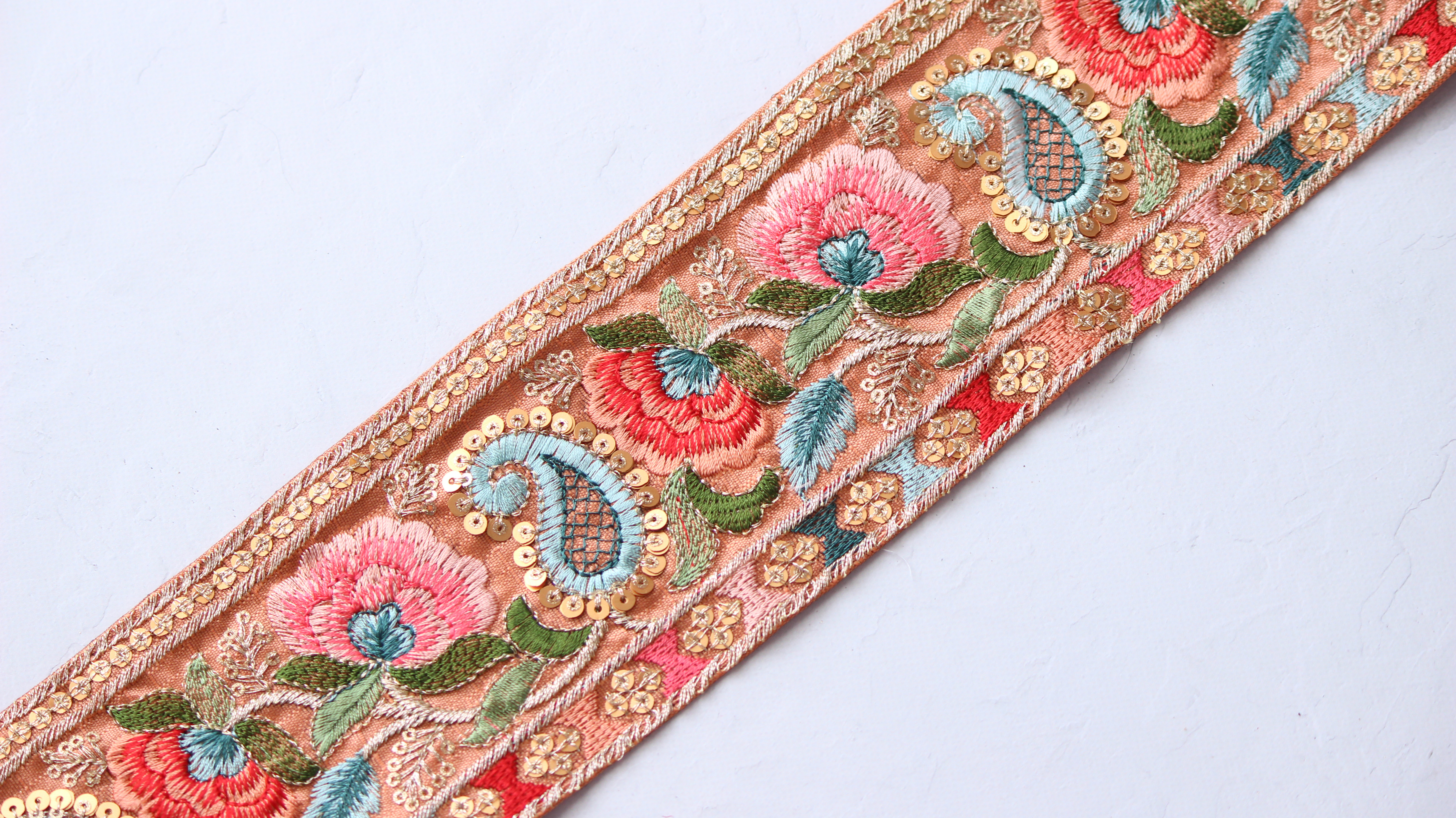 199 【 幅：6.5cm 】 インド刺繍リボン ホワイト 布地 ベージュ