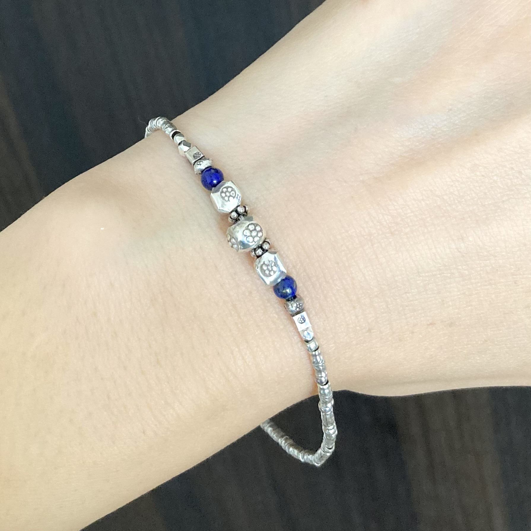 カレンシルバーの個性的な形のビーズとラピスラズリのブレスレット